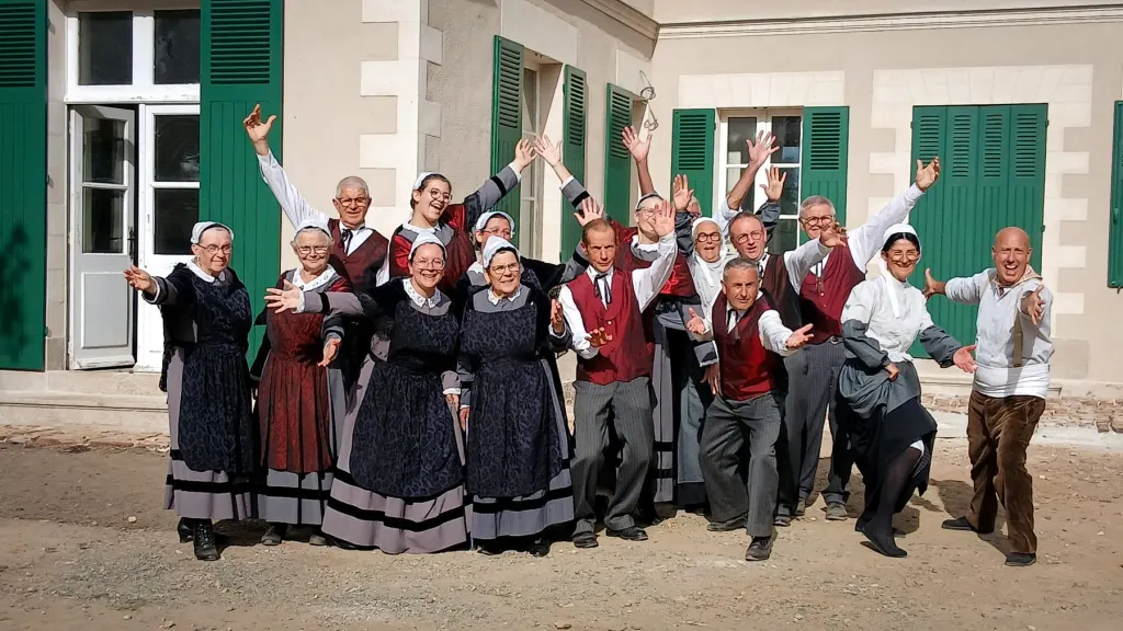 Le groupe de la Javelle en costume traditionnel devant la maison de maître, week-end du patrimoine 2026