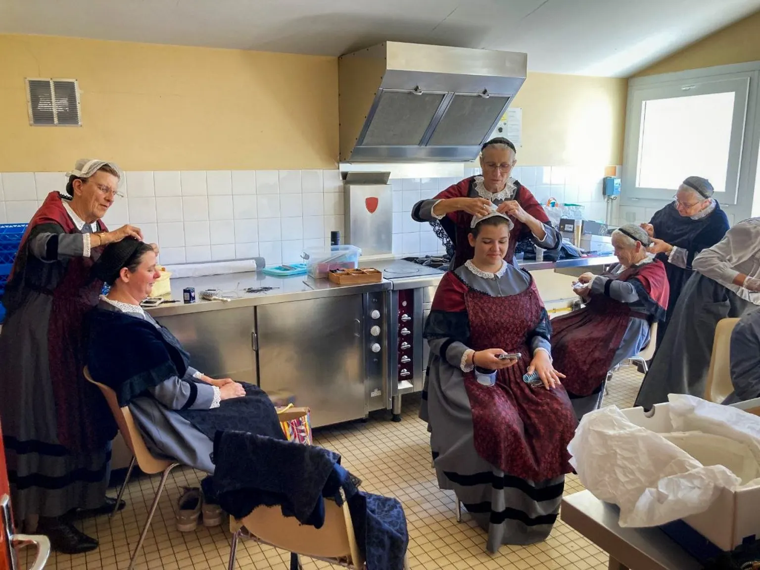 Coiffage des danseuses de la Javelle avant la prestation, week-end du patrimoine 2026