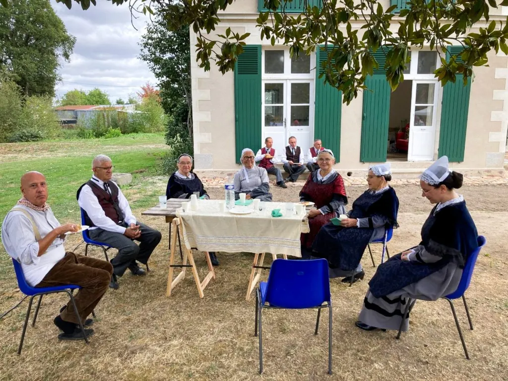 Pause conviviale des danseurs de la Javelle en costume, week-end du patrimoine 2026
