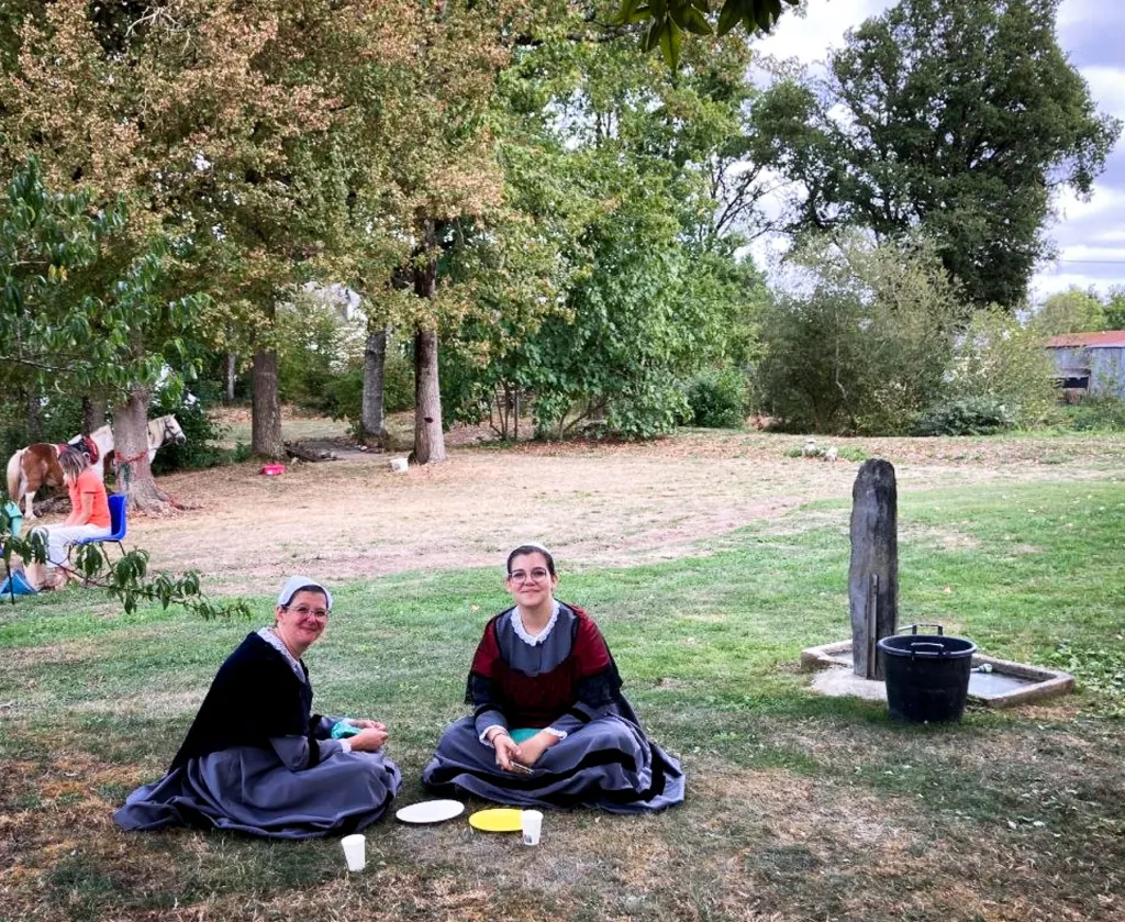 Deux danseuses de la Javelle en costume, pause dans le parc, week-end du patrimoine 2026