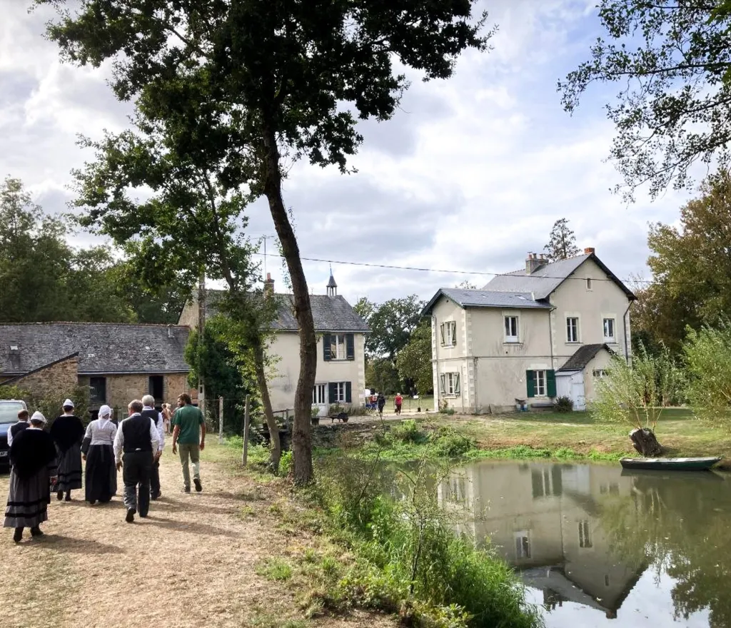 Les danseurs de la Javelle arrivent en costume le long du plan d’eau, week-end du patrimoine 2026