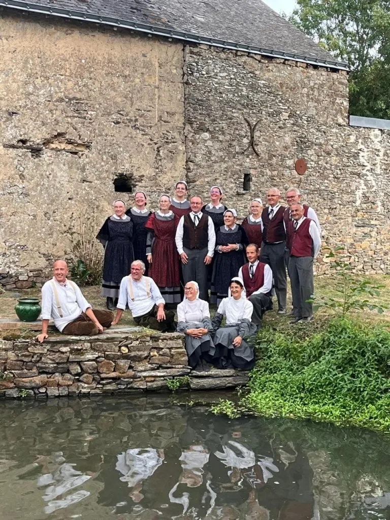 Le groupe de la Javelle du Pays d’Ancenis en costume au bord de l’eau, week-end du patrimoine 2026