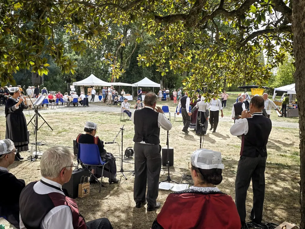Danseurs et musiciens de la Javelle du Pays d’Ancenis devant le public, week-end du patrimoine 2026