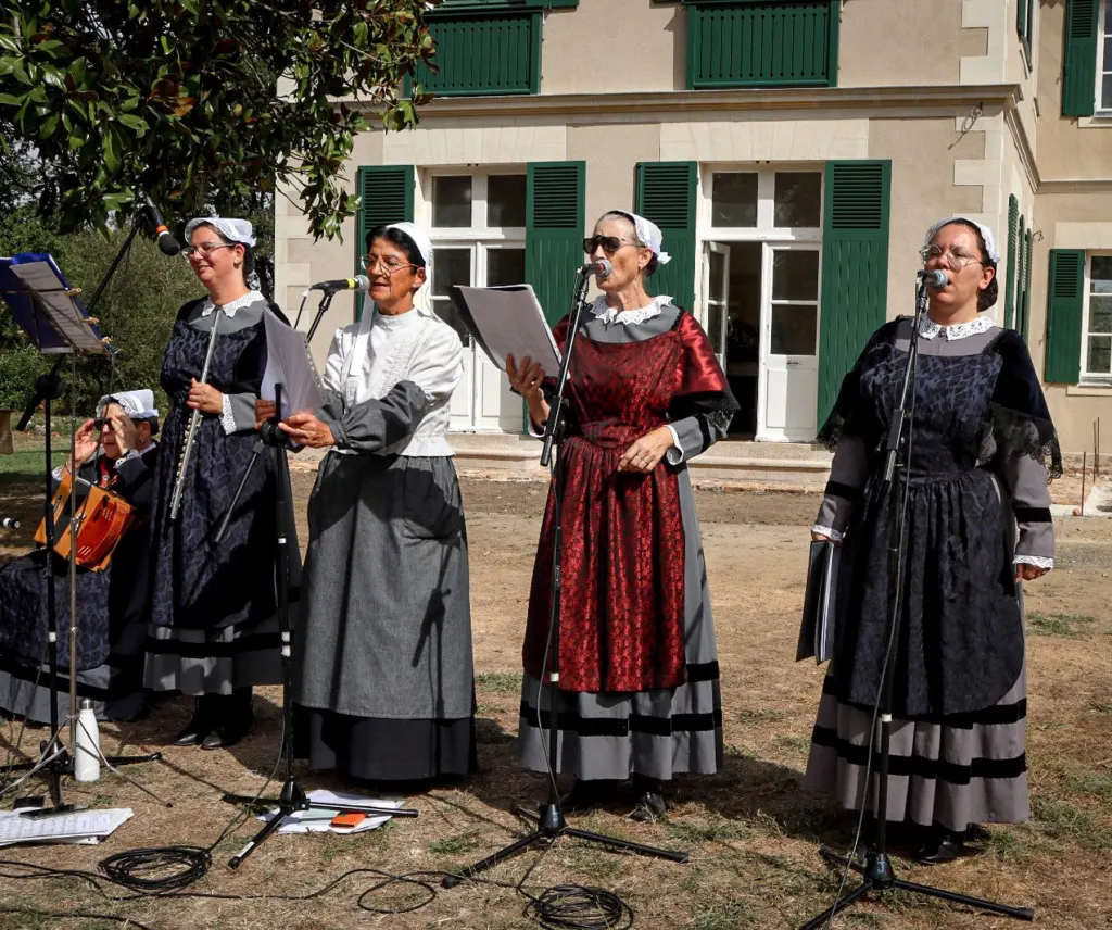 Chanteuses de la Javelle du Pays d’Ancenis en costume devant la maison de maître, week-end du patrimoine 2026