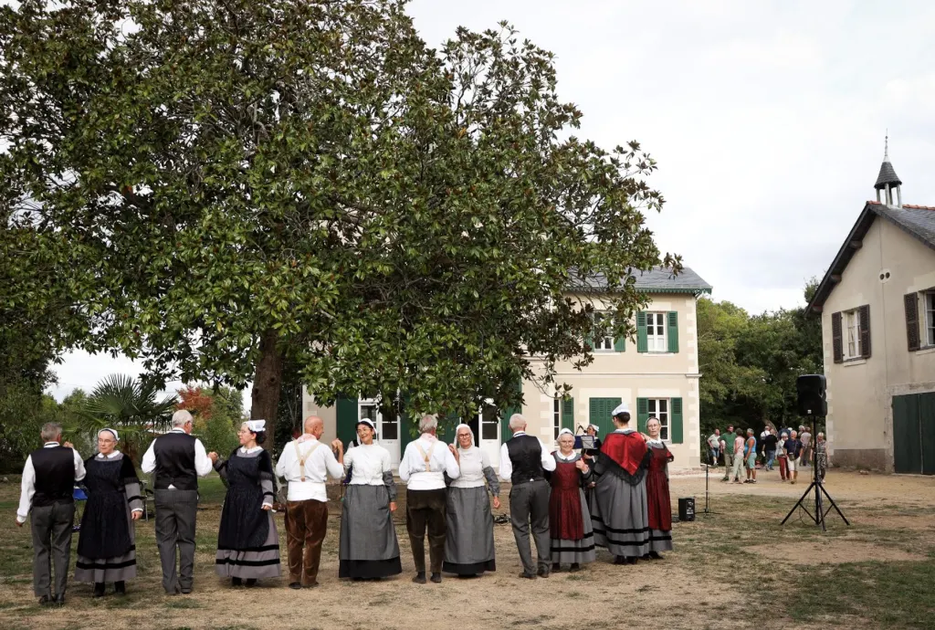 Ronde de danse bretonne sous le grand arbre du Moulin de la Charlotte, week-end du patrimoine 2026