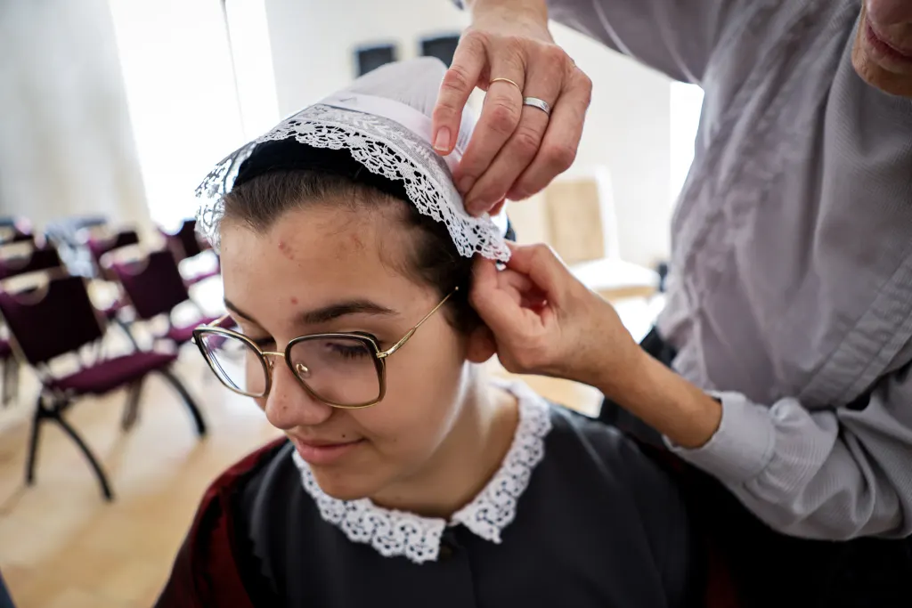 Jeune danseuse de la Javelle recevant sa coiffe en dentelle