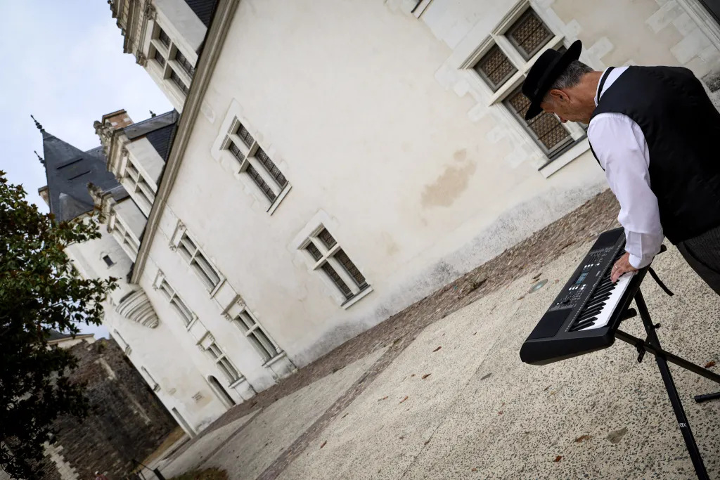 Musicien au clavier devant le château d'Ancenis
