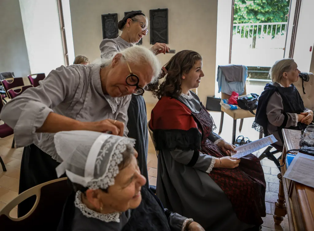 Costumes, coiffes et scène, cercle celtique La Javelle du Pays d'Ancenis