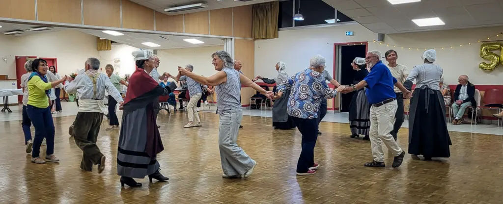 Ronde de danse bretonne avec les invités, soirée des 50 ans de mariage animée par la Javelle du Pays d’Ancenis