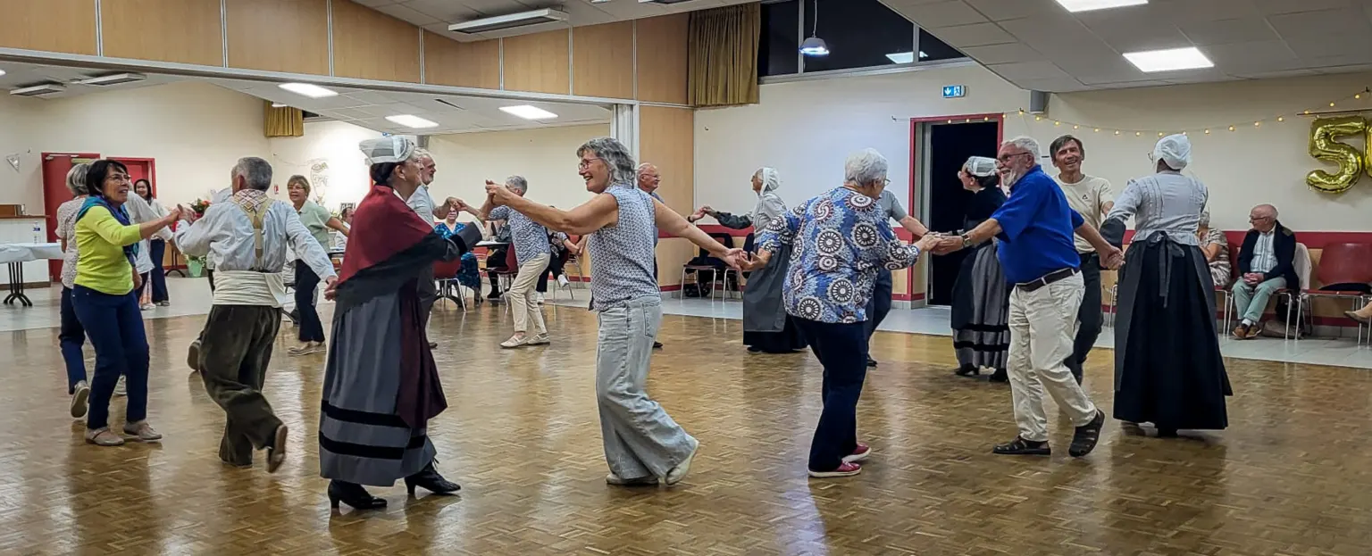 Ronde de danse bretonne avec les invités, soirée des 50 ans de mariage animée par la Javelle du Pays d’Ancenis
