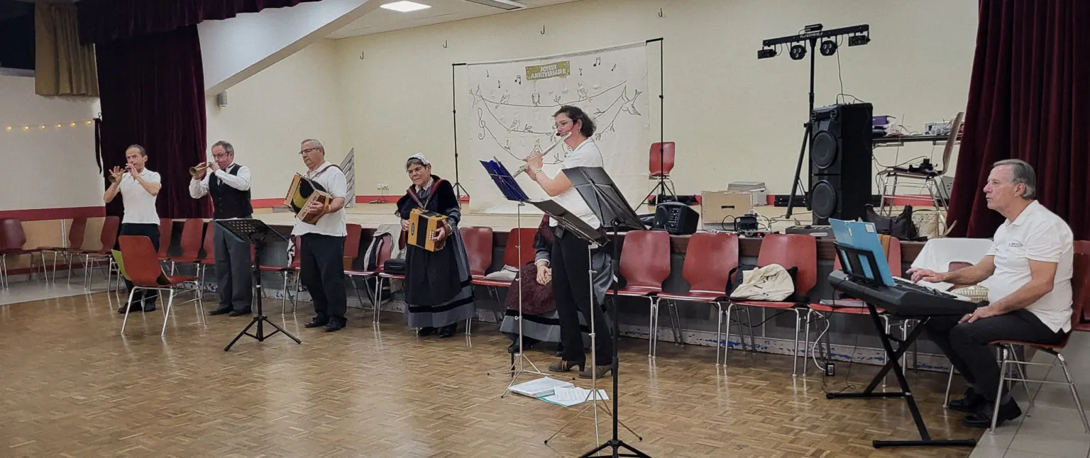 Les musiciens et chanteuses de la Javelle du Pays d’Ancenis animent la soirée des noces d’or
