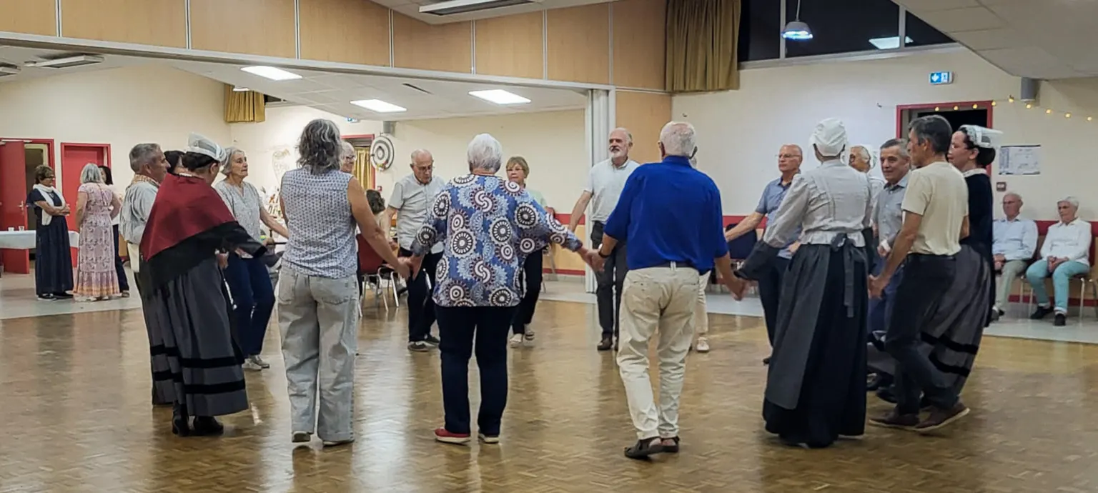 Danseurs en costume de la Javelle et invités réunis dans la même ronde, soirée bretonne des 50 ans de mariage