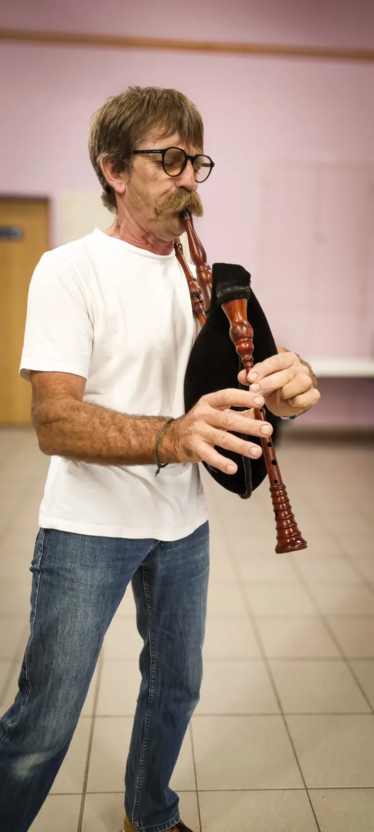 Sonneur de veuze à l’atelier veuze de la Javelle du Pays d’Ancenis
