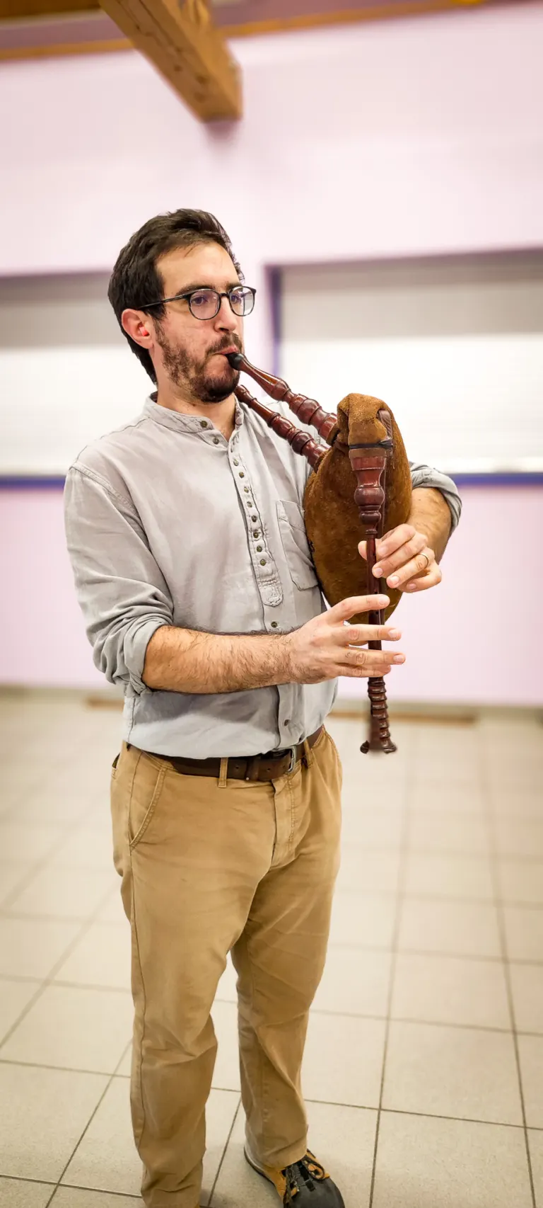 Sonneur de veuze à l’atelier veuze de la Javelle du Pays d’Ancenis