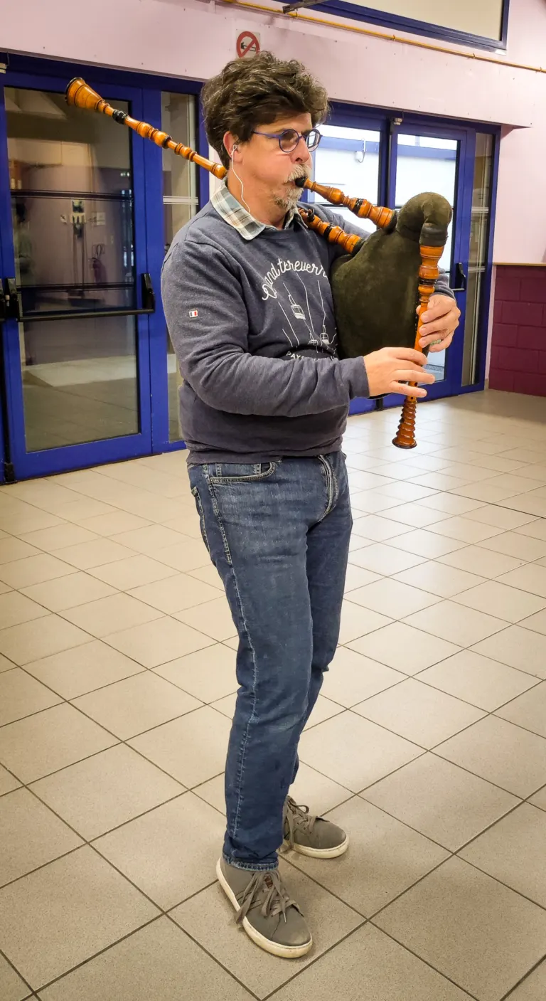 Sonneur de veuze à l’atelier veuze de la Javelle du Pays d’Ancenis