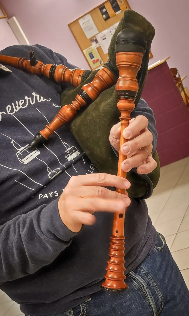 Gros plan sur une veuze, la cornemuse du pays nantais, à l’atelier de la Javelle